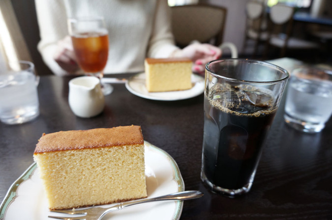 自由亭のダッチコーヒーとカステラ